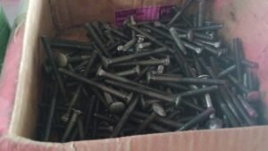 Parafusos e pregos para carrocerias de caminhão